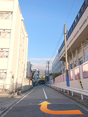 コミスタ神戸（あづま幼稚園）と葺合警察の間の道を右折